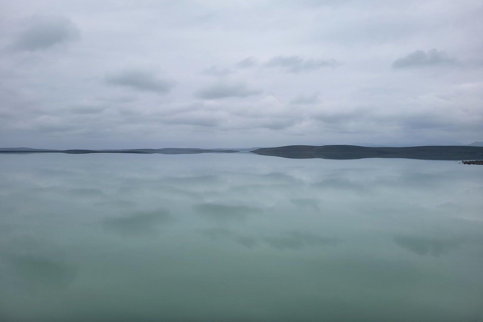 Á níunda áratugnum reisti Landsvirkjun stíflur þar sem vatni úr …