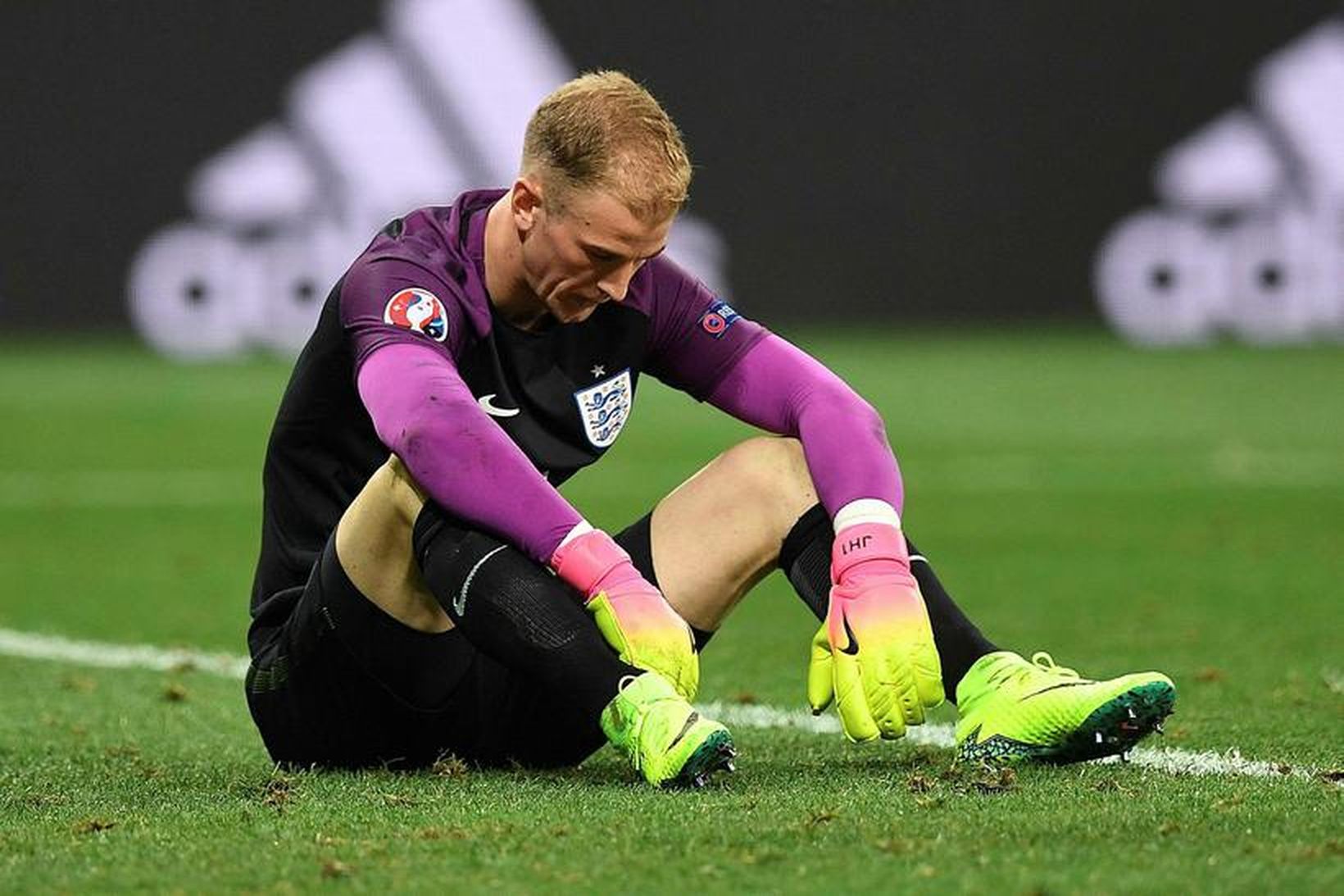 Joe Hart niðurlútur eftir tapið gegn Íslendingum á EM fyrir …