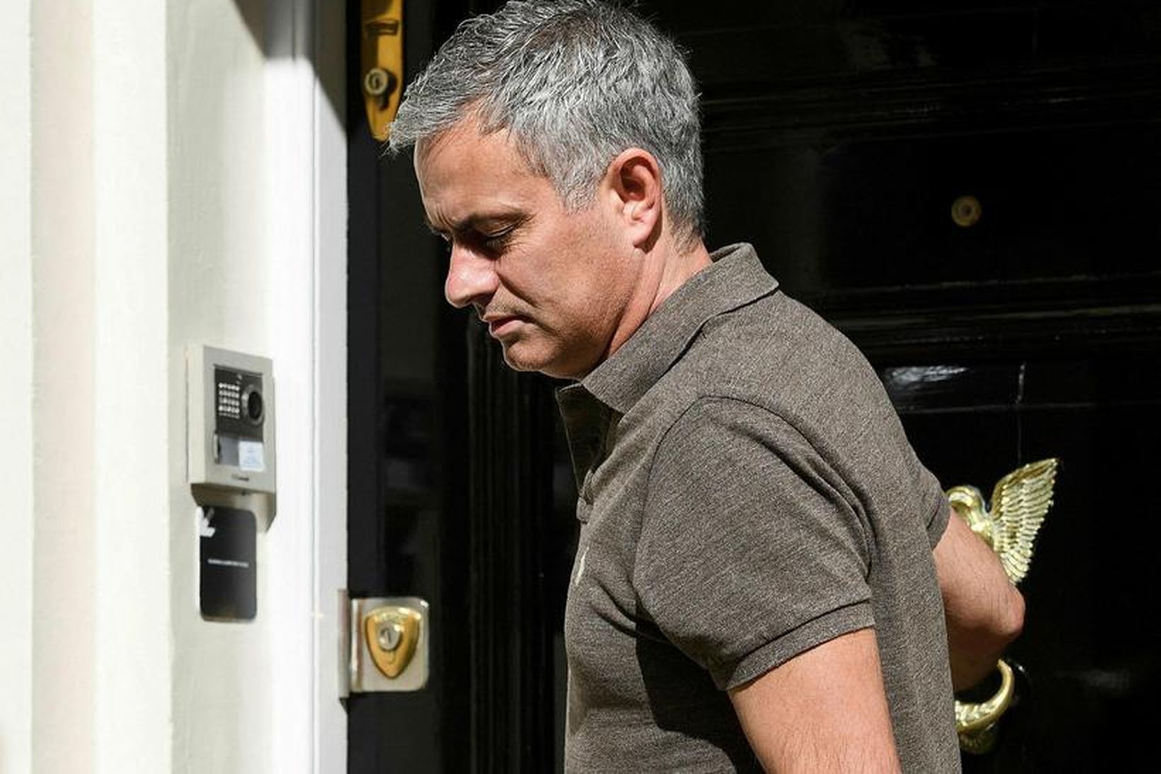 José Mourinho sést hér yfirgefa hús sitt í London í …