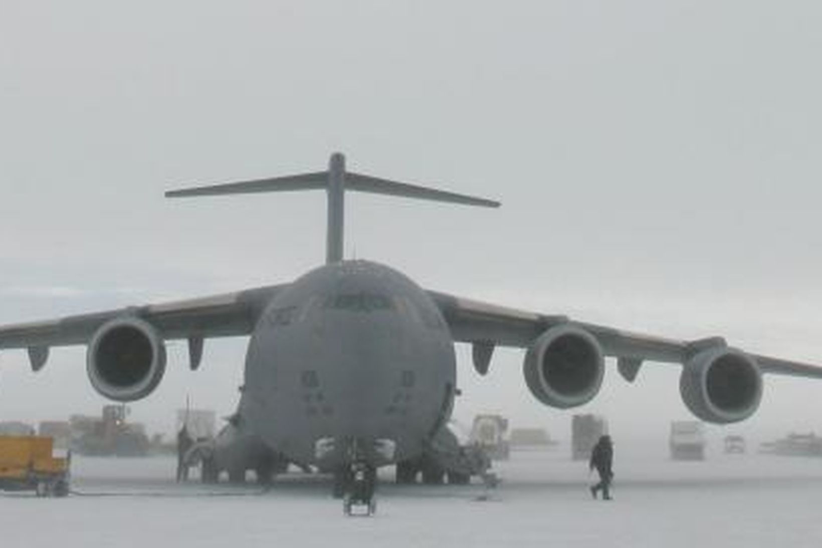 Bandarísk C-17 Globemaster á ísflugbrautinni við McMurdo-stöðina á Suðurskautslandinu.