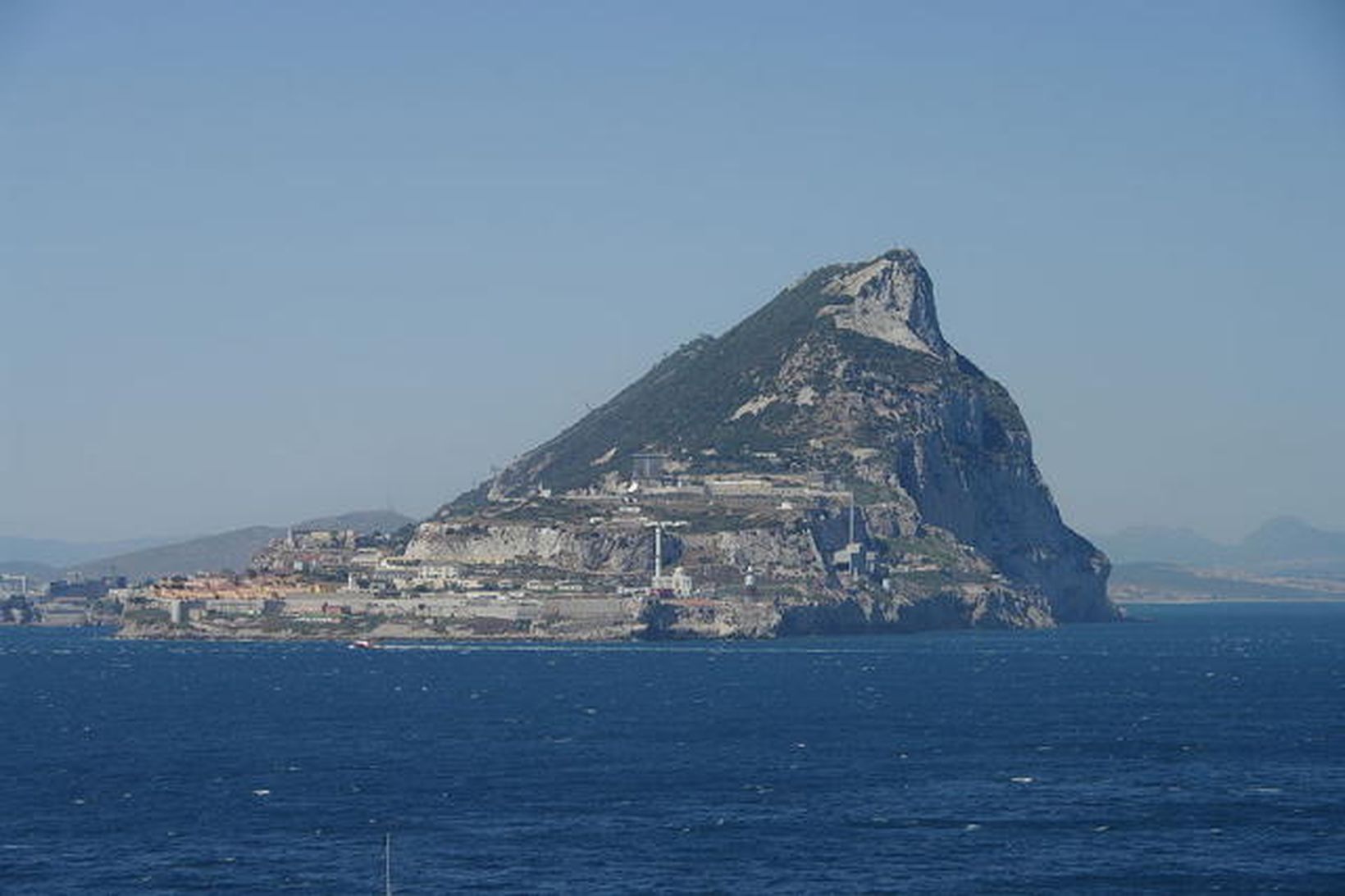 Gibraltar er breskt sjálfsstjórnarsvæði syðst á Spáni.