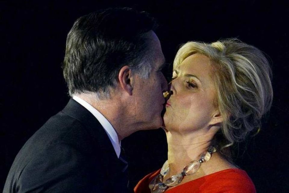 Mitt Romney kyssir eiginkonuna Ann rembingskossi skömmu eftir að hann játaði ósigur sinn í kosningunum.