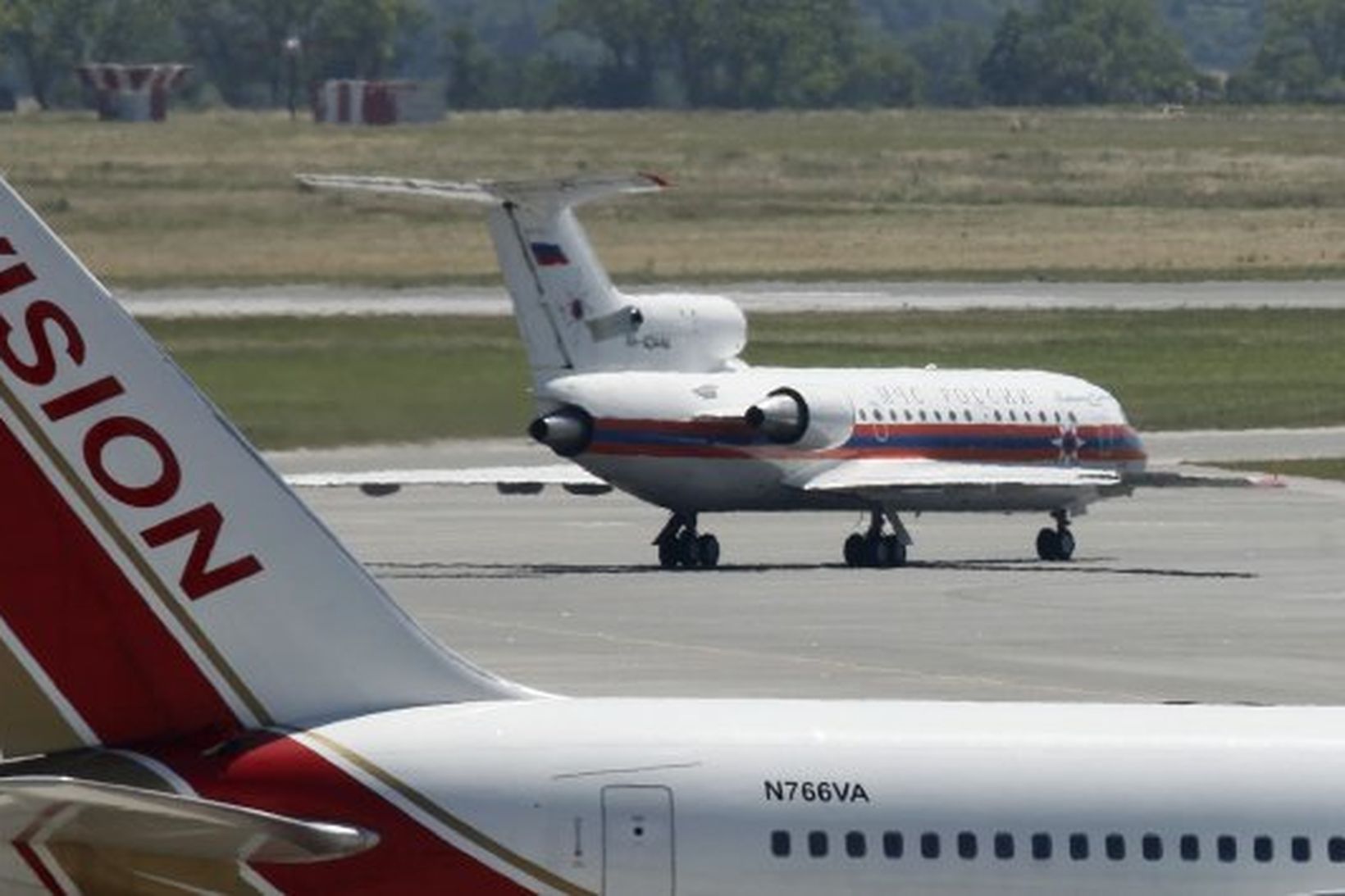 Rússneska vélin býr sig undir flugtak eftir skiptin. Bandaríska vélin …