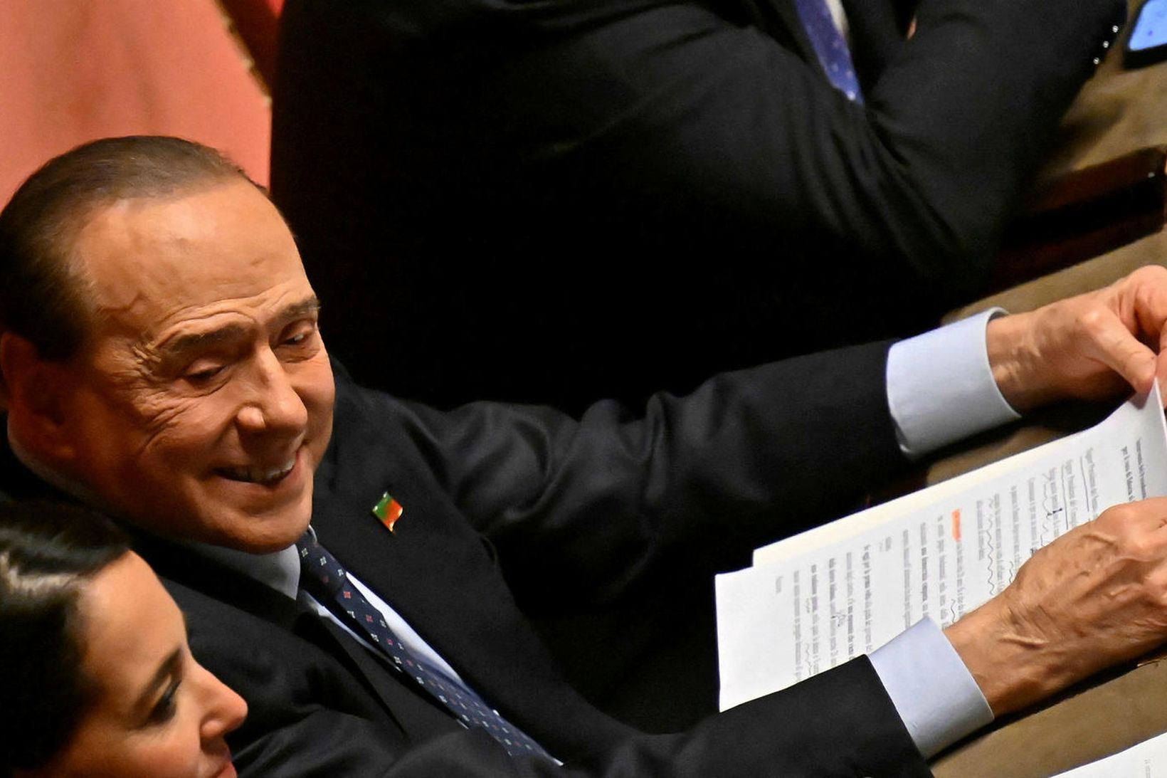 Silvio Berlusconi situr enn á ítalska þinginu.