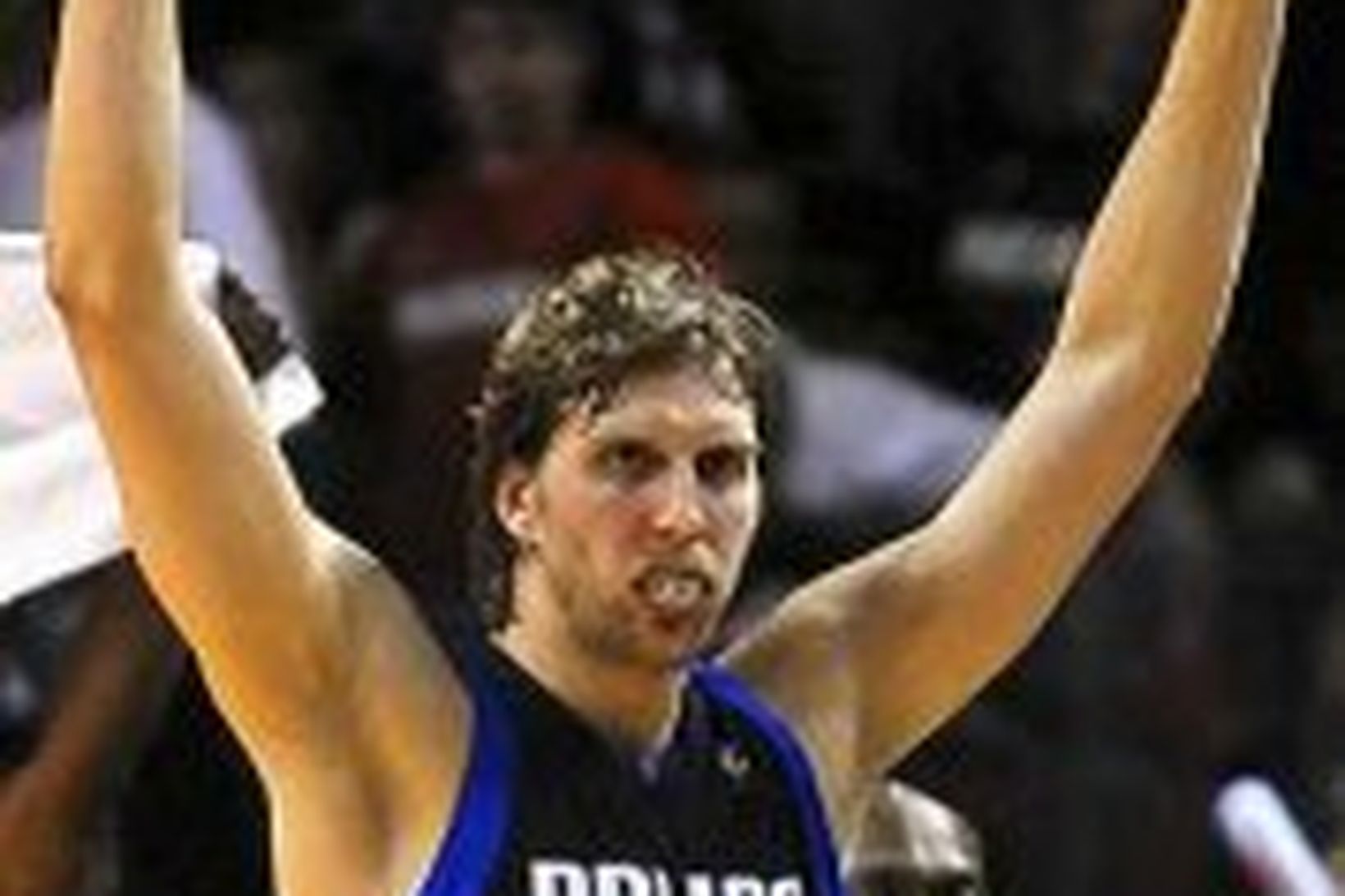 Dirk Nowitzki, leikmaður Dallas, fagnar sigri gegn Miami Heat.