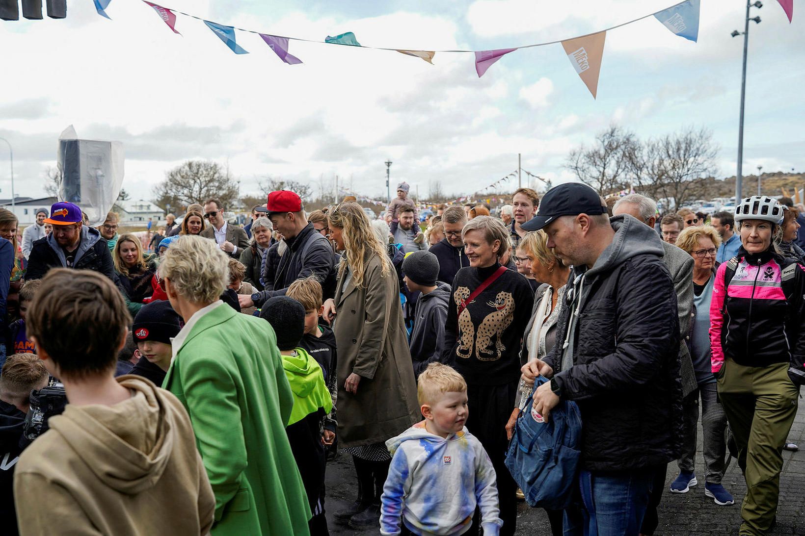 Fjöldi fólks heimsótti miðstöðina í dag.