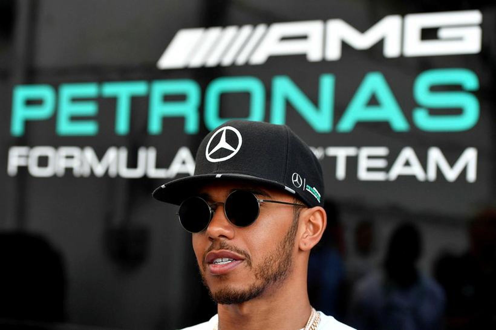 Lewis Hamilton ræðir við blaðamenn í Hungaroring.