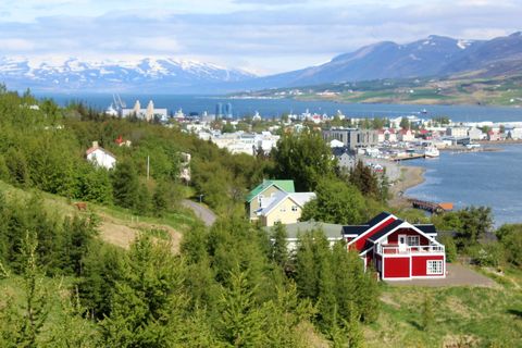 The weather forecast for Akureyri is 19 degrees Celcius this weekend. Warm winds from the mountains cause a rise in temperatures in many places in the North and the Northeast this weekend.
