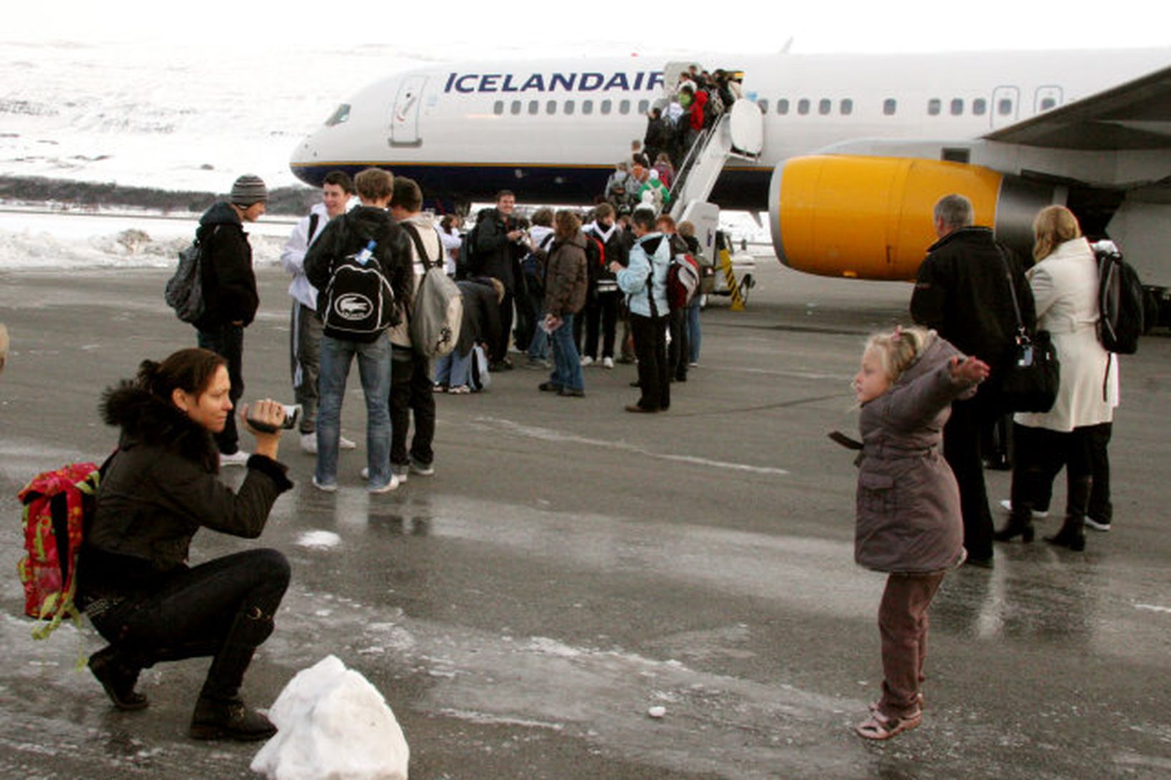 Móðir kvikmyndar unga dóttur sína áður en þær stigu um …