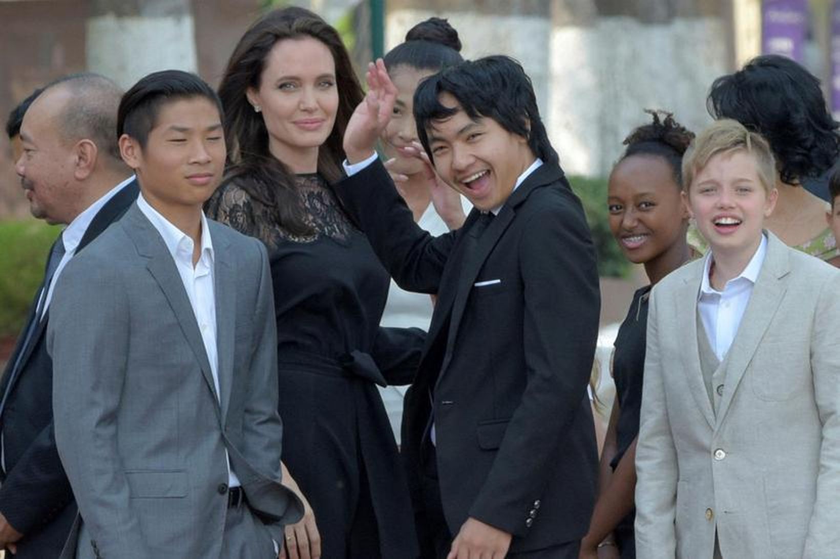 Angelina Jolie ásamt börnum sínum í heimsókninni til Kambódíu.