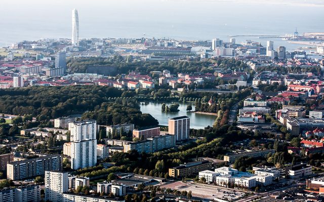 Lögreglan í sænsku borginni Malmö rannsakar sprengingu í íbúðahverfi í borginni miðri í nótt.