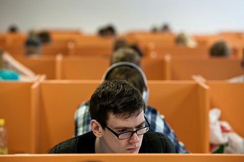 Um 30 milljarðar hafa safnast upp á bankabókum vegna offjármögnunar Lánasjóðs íslenskra námsmanna, forvera Menntasjóðs. …