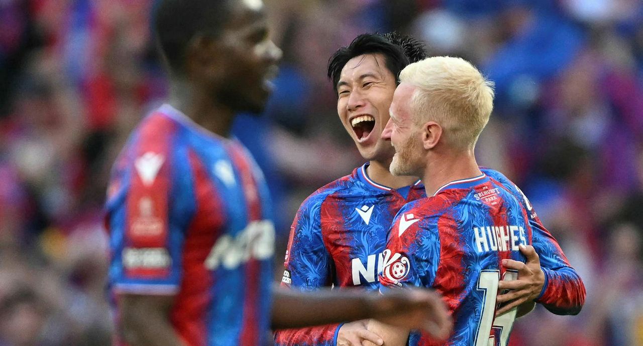 Daichi Kamada og Will Hughes fagna í leikslok.