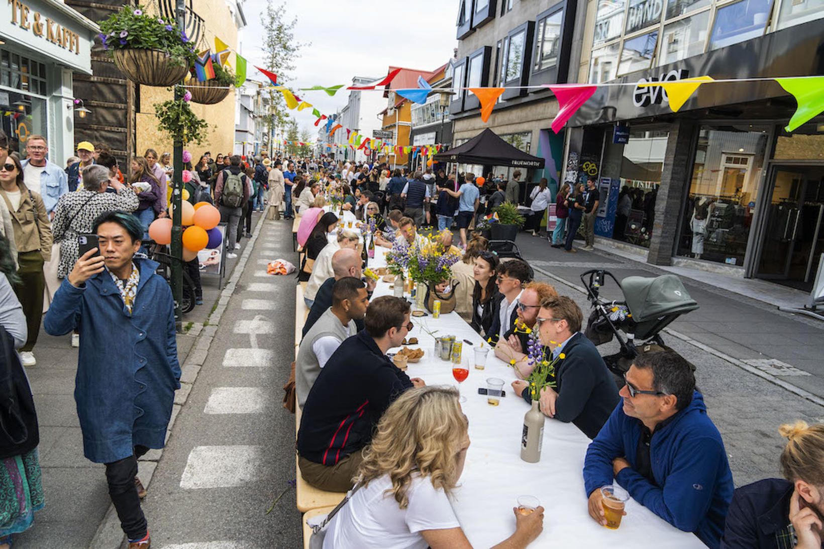 Langborð á Laugaveginum í sumar. Langflestir Reykvíkingar eru jákvæðir í …