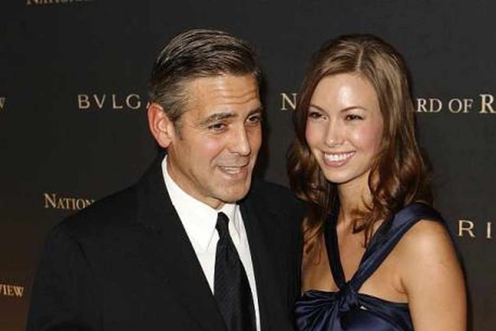 George Clooney og Sara Larson.