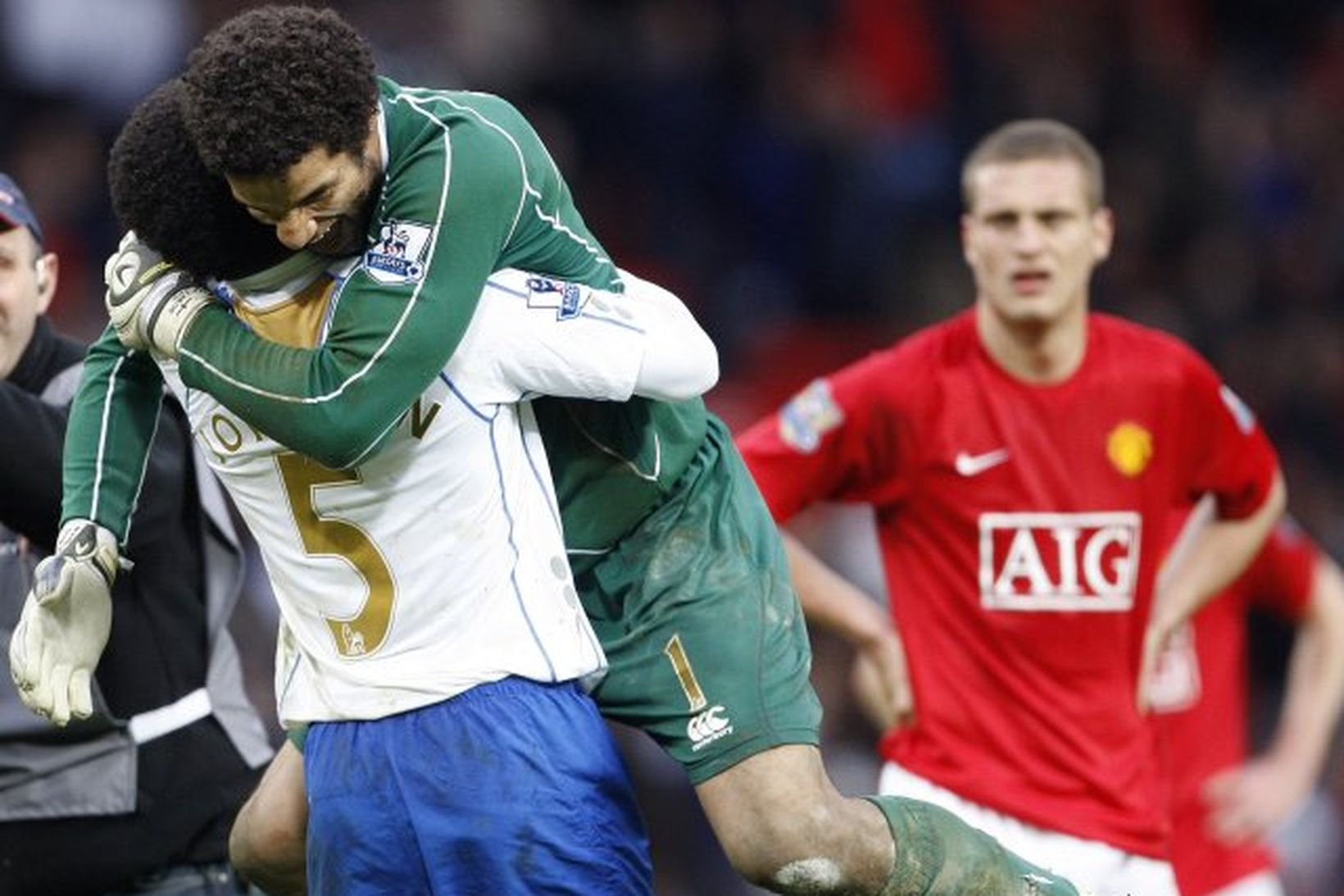 David James fagnar sigrinum á Manchester United síðasta laugardag.