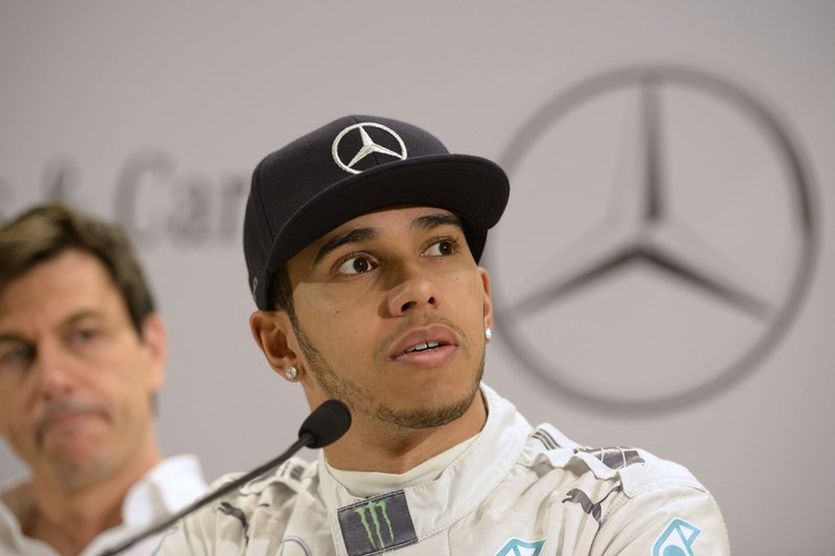 Lewis Hamilton með liðsstjórann Toto Wolff að baki sér.