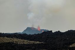 Veðurstofan ítrekar hættuna sem getur skapast af því að ganga á nýlegu hrauni þar sem …
