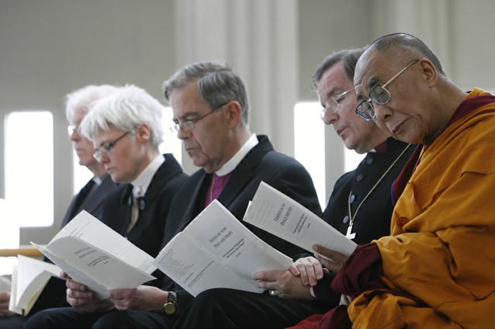 Dalai Lama tekur þátt í samkomunni í Hallgrímskirkju.