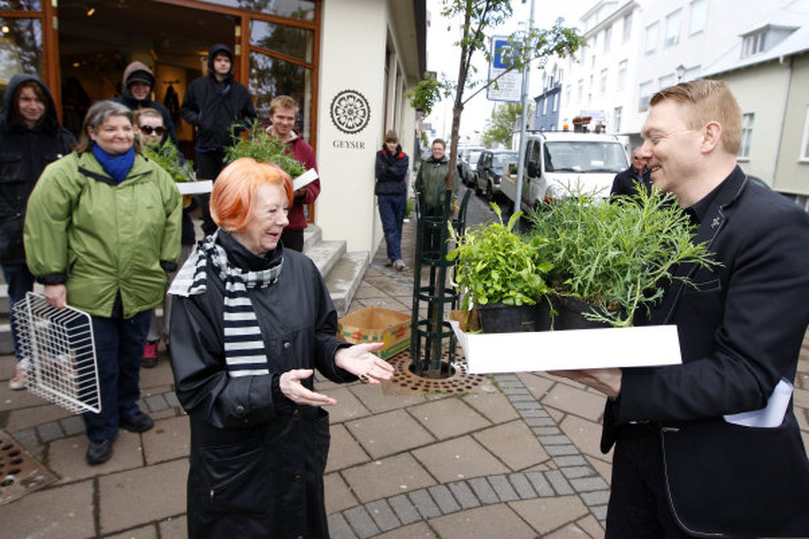 Jón Gnarr, borgarstjóri Reykjavíkur, afhenti verslunareigendum blóm í morgun.