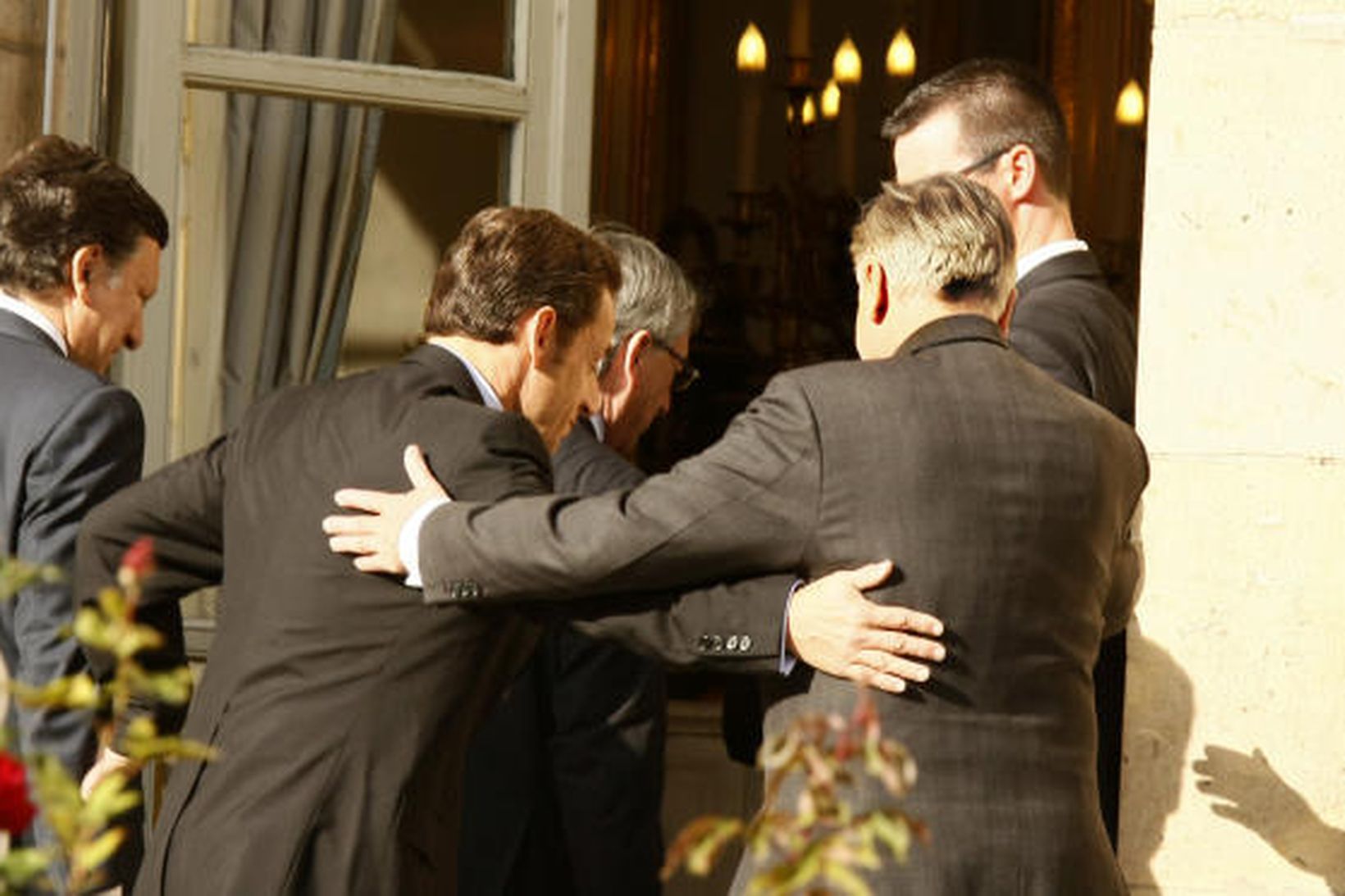 Nicolas Sarkozy Frakklandsforseti gengur til fundar með Jean Claude Trichet, …