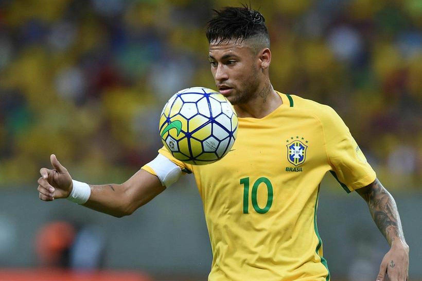 Neymar í landsleik með Brasilíu.