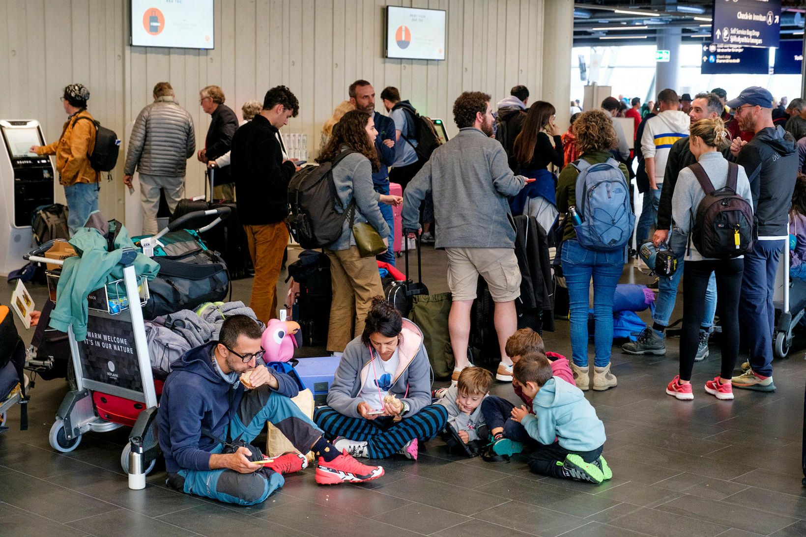 Landsbankinn segir að flugfargjöld til útlanda lækki alla jafna í …