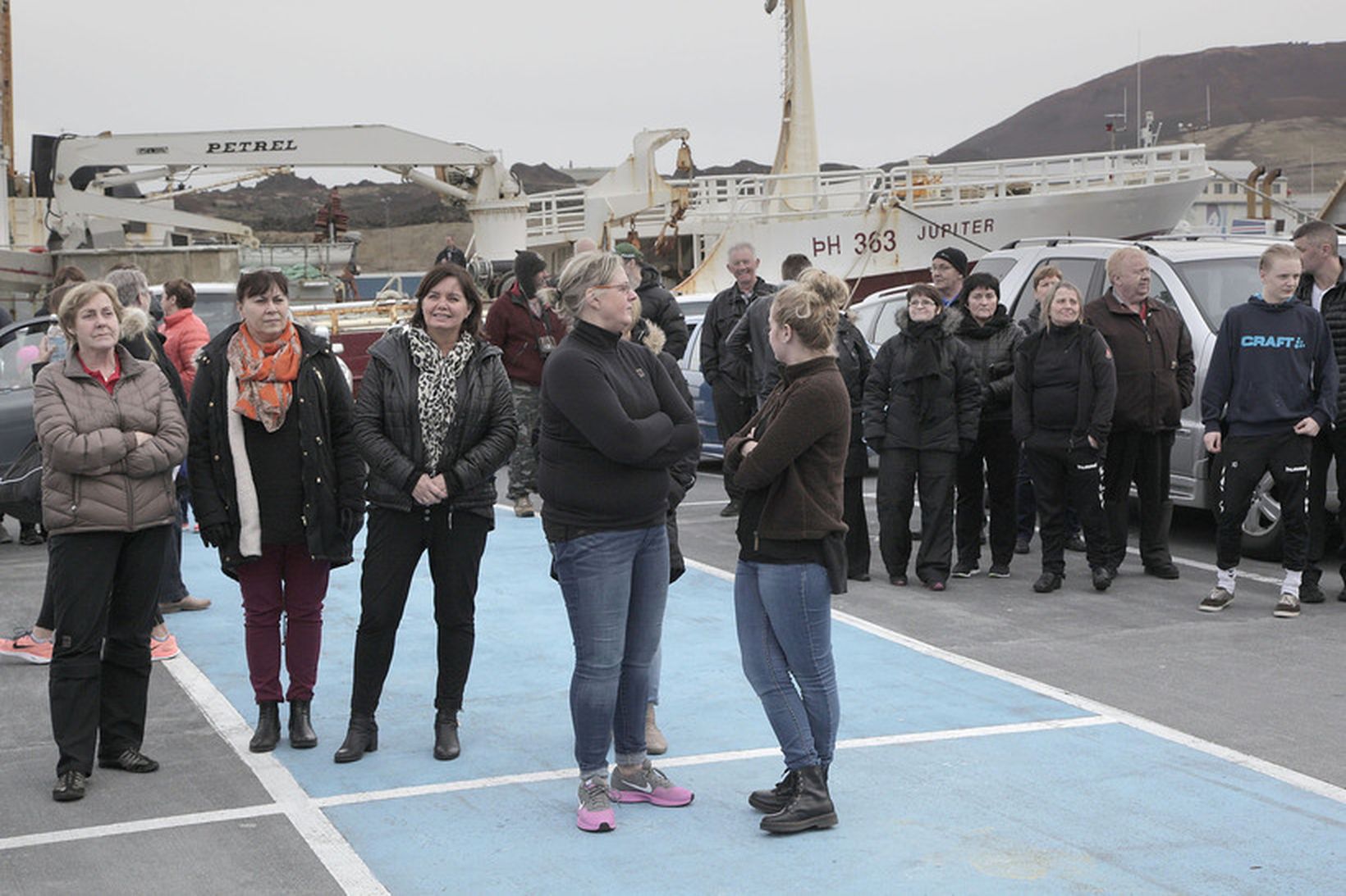 Fjöldi Eyjamanna tók á móti Herjólfi við komuna til Vestamannaeyja …