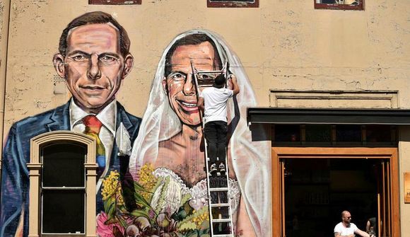 Tony Abbott skallaður af „já-sinna“