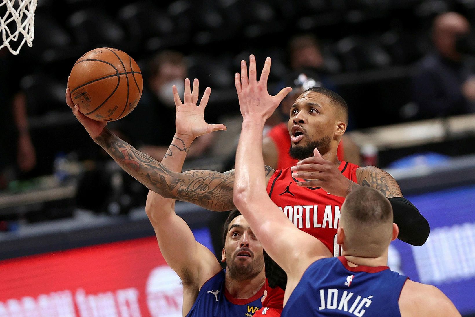 Damian Lillard sækir að körfunni í nótt.