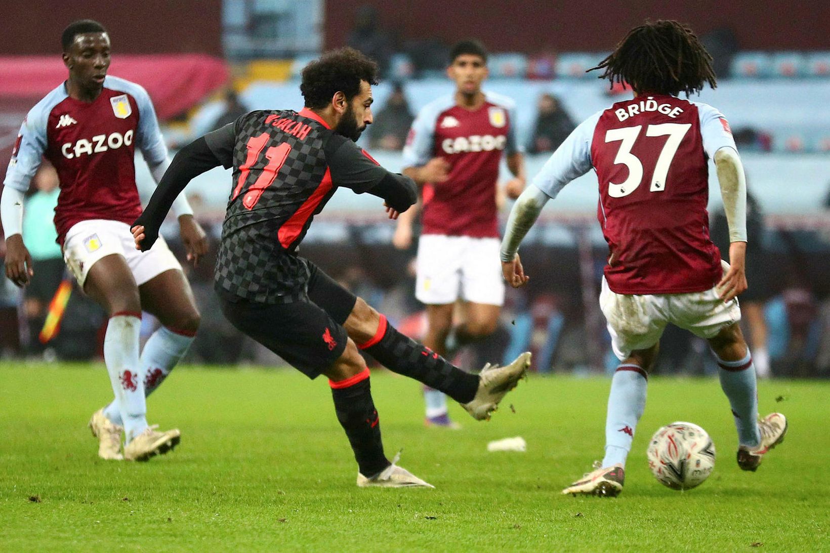 Mohamed Salah skorar hér fjórða mark Liverpool á Villa Park …