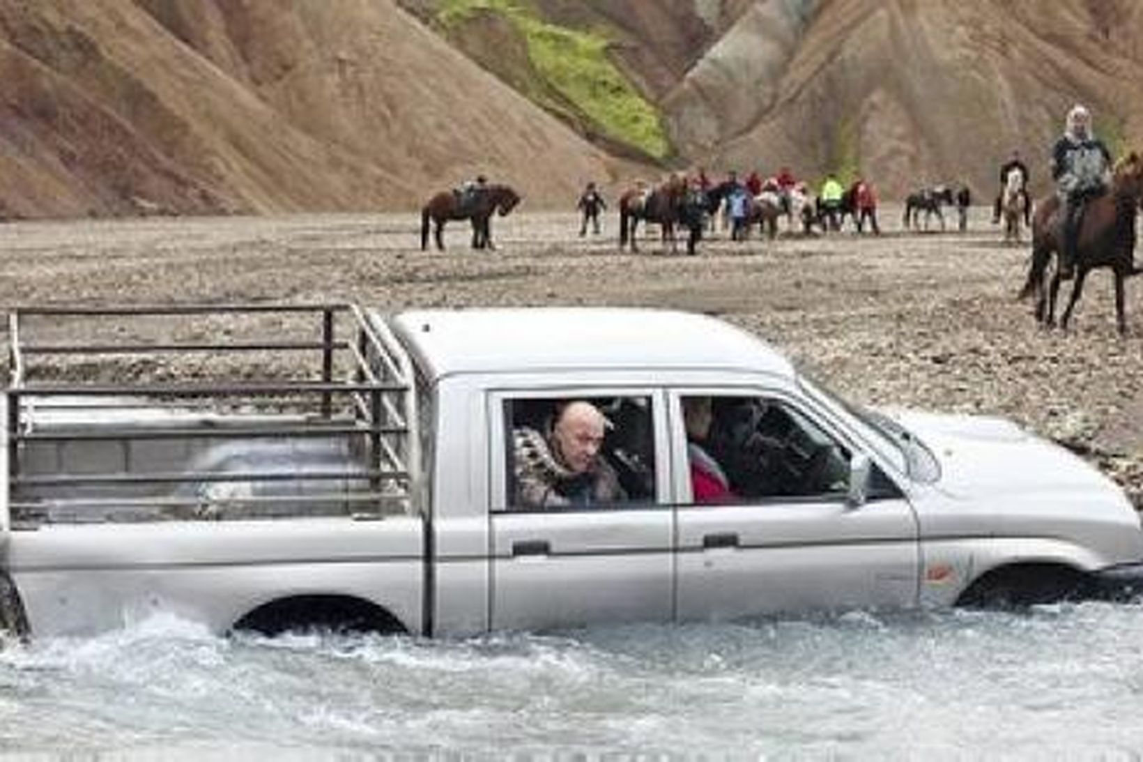 Draga þurfti jeppann upp úr ánni í Jökulgili.