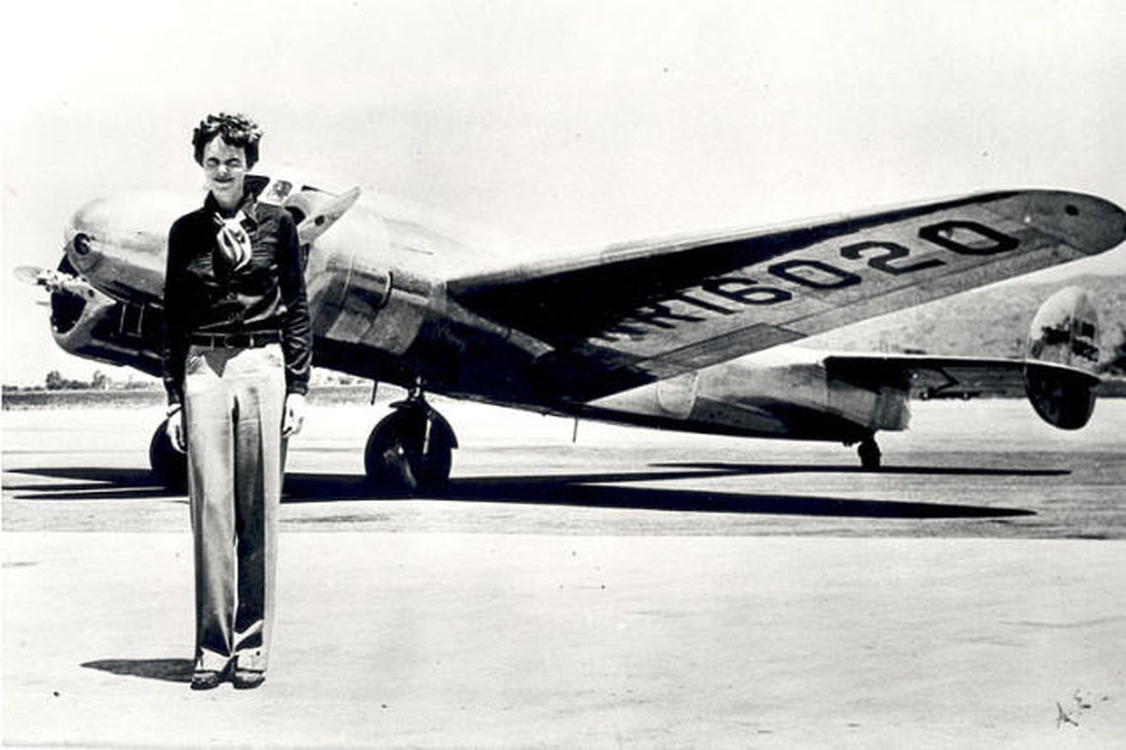 Amelia Earhart við flugvélina sem hún hvarf í 1937.