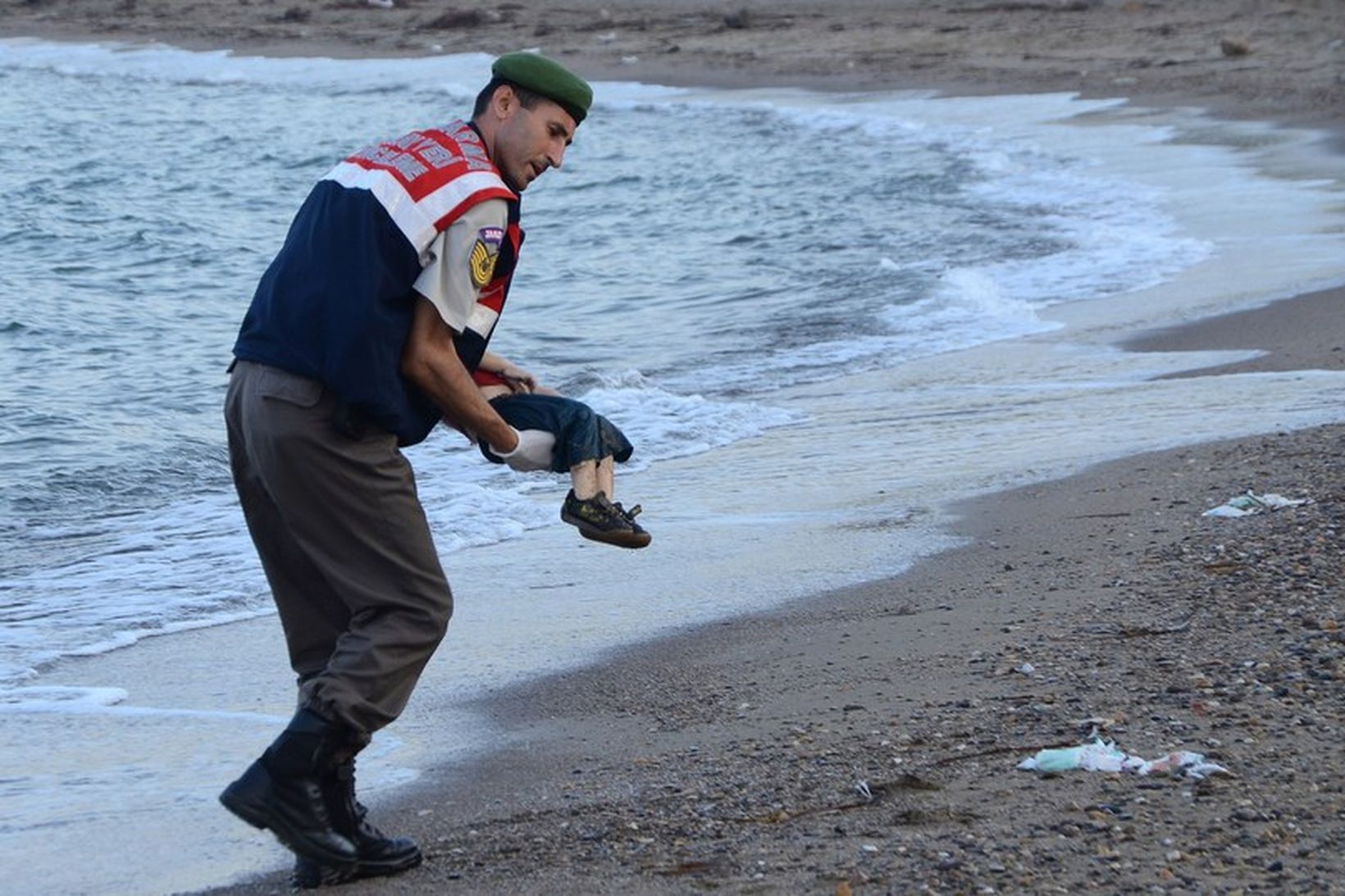 Aylan Kurdi drukknaði ásamt bróður og móður. Hér má sjá …