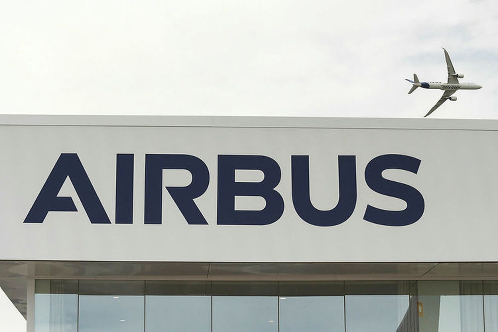 Flugvélaframleiðandinn Airbus sagði upp 16 starfsmönnum vegna meintra njósna sem …