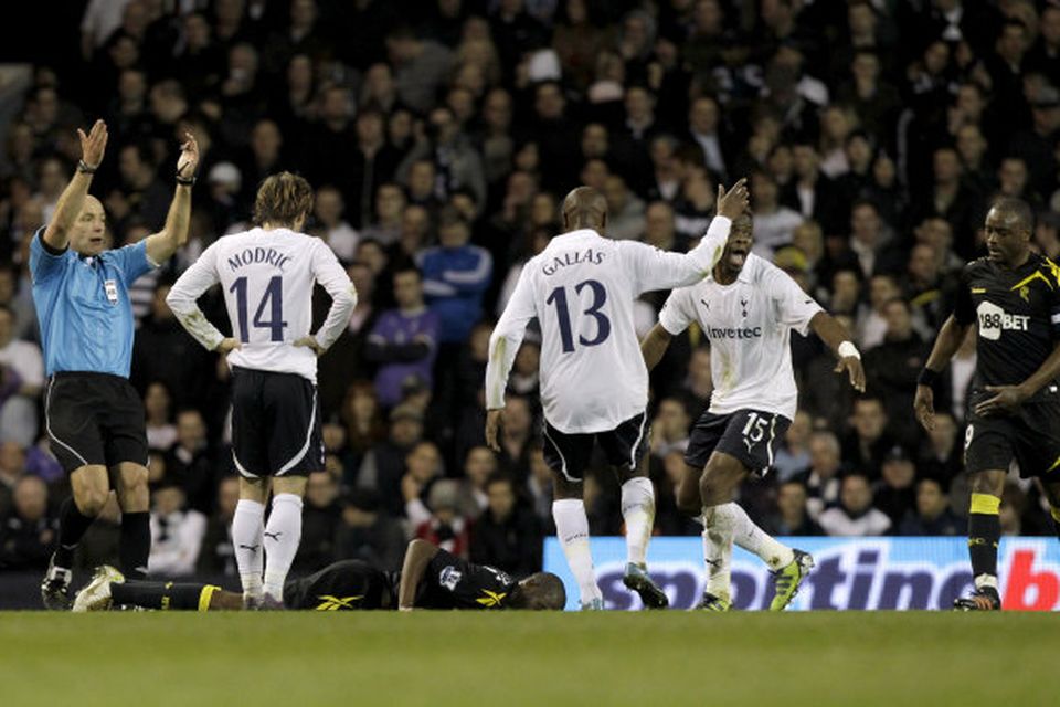 Howard Webb dómari kallar eftir aðstoð þegar Fabrice Muamba liggur á vellinum.