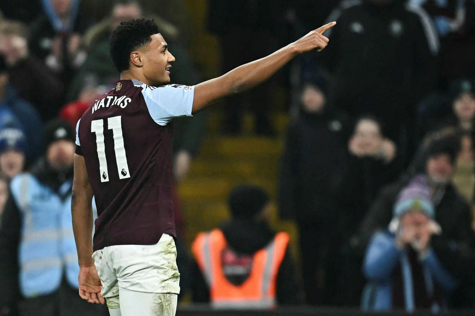 Ollie Watkins fagnar marki með Aston Villa.