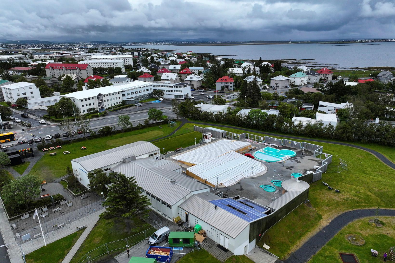 Lauginni lokað þar sem þrepin eru of hál