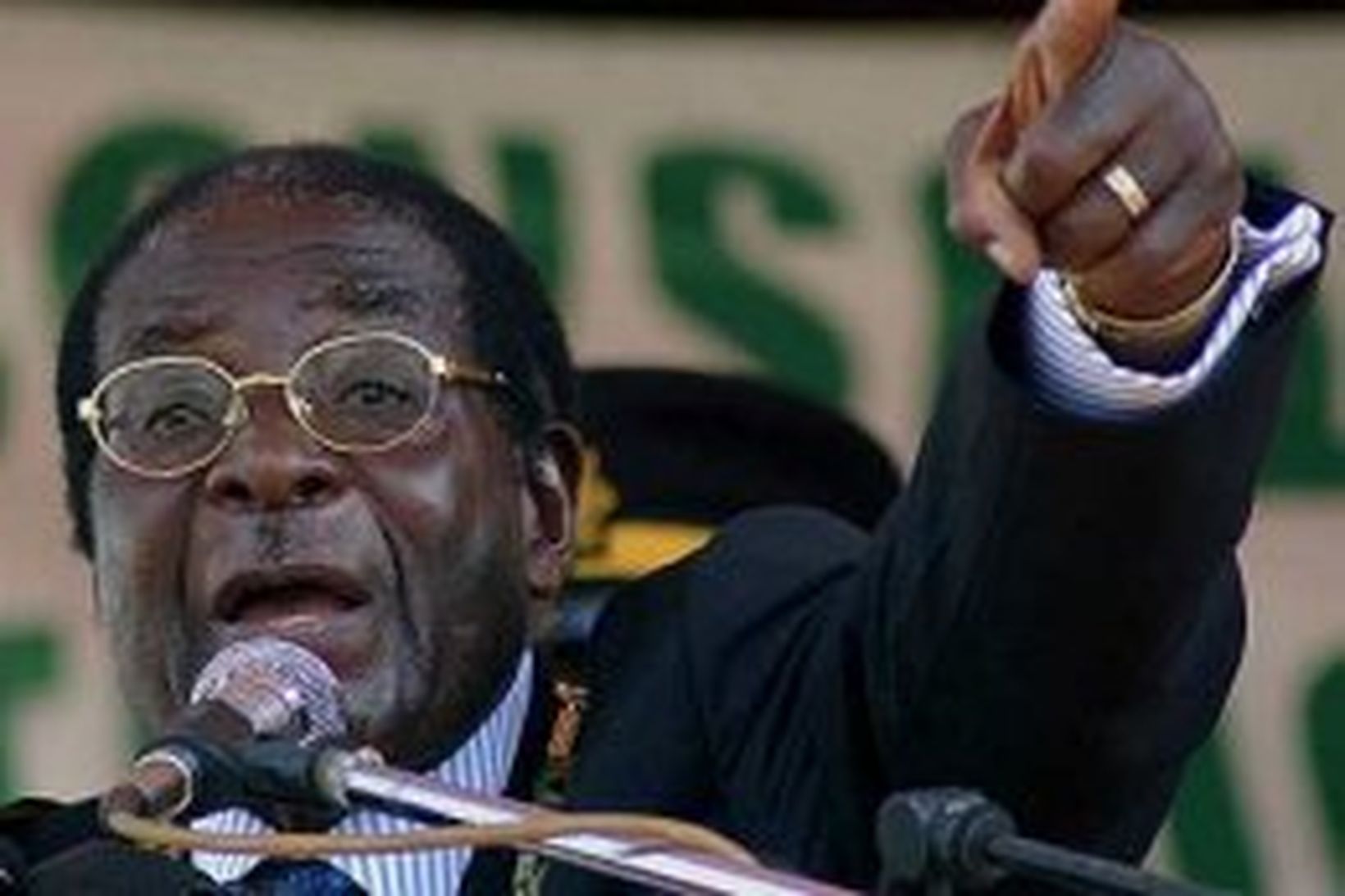 Robert Mugabe sakar Bush um hræsni.