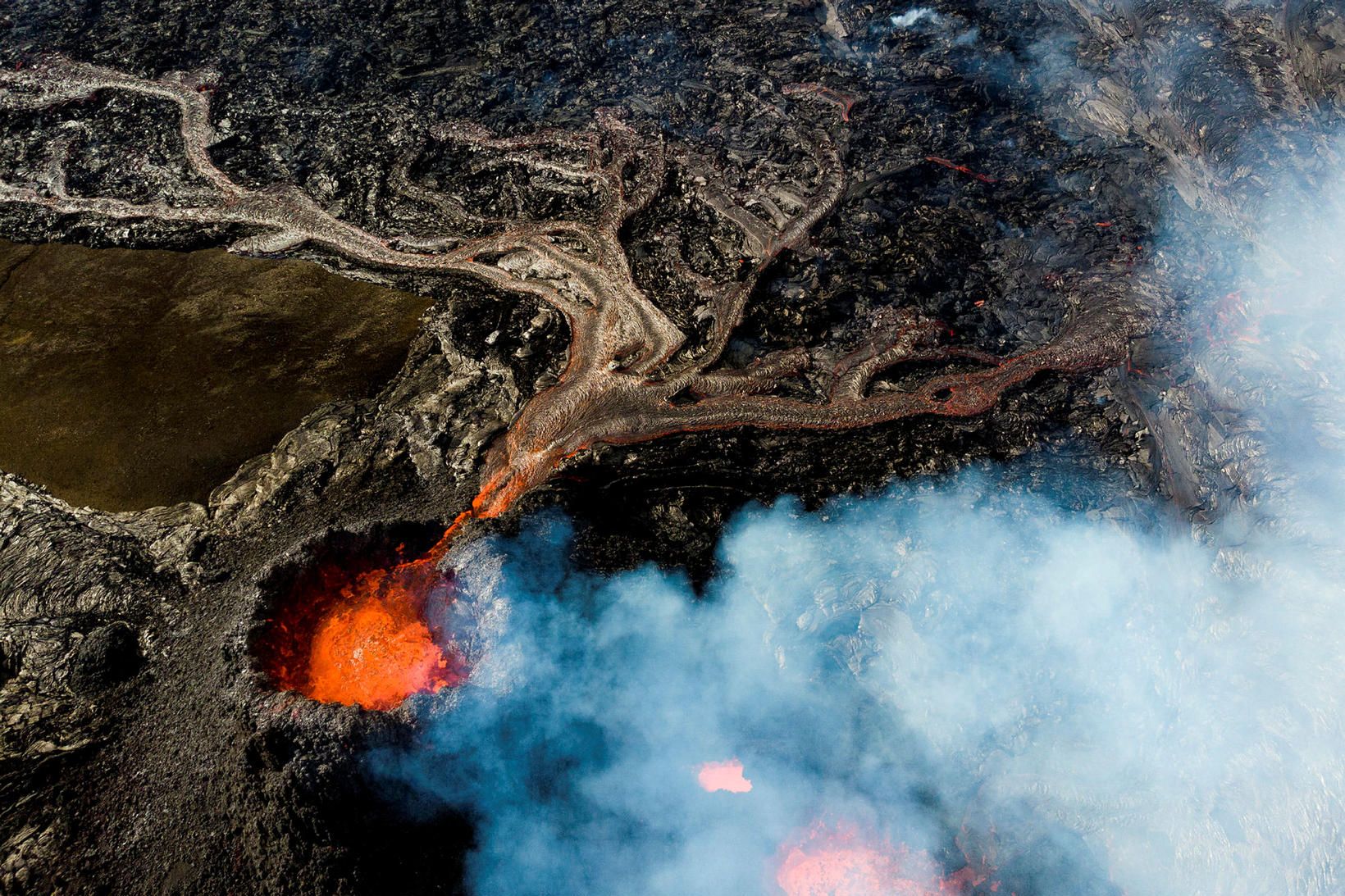 Margir vilja skoða eldgosið úr lofti.