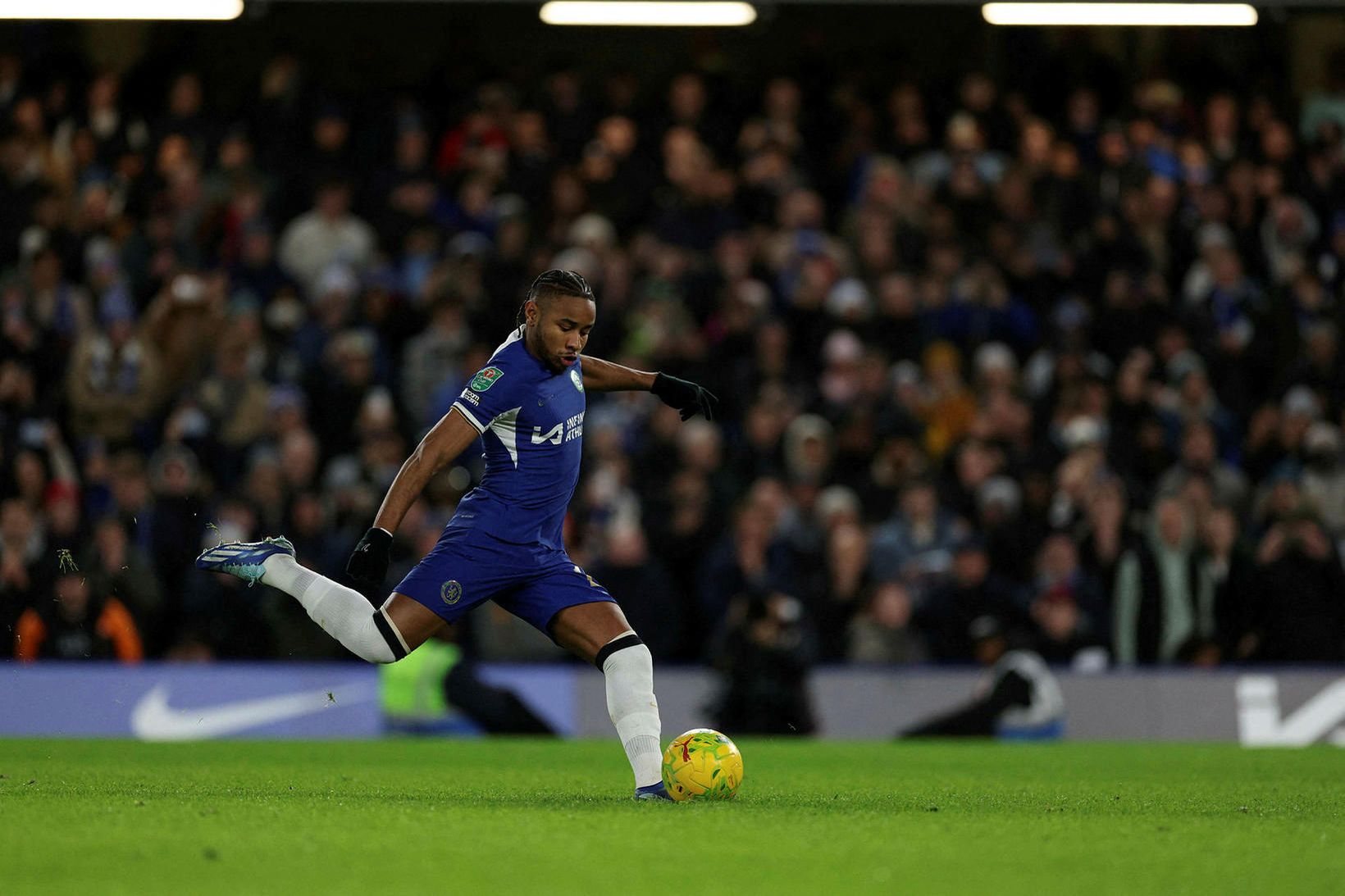 Christopher Nkunku skorar úr næstsíðasta víti Chelsea í vítakeppninni.