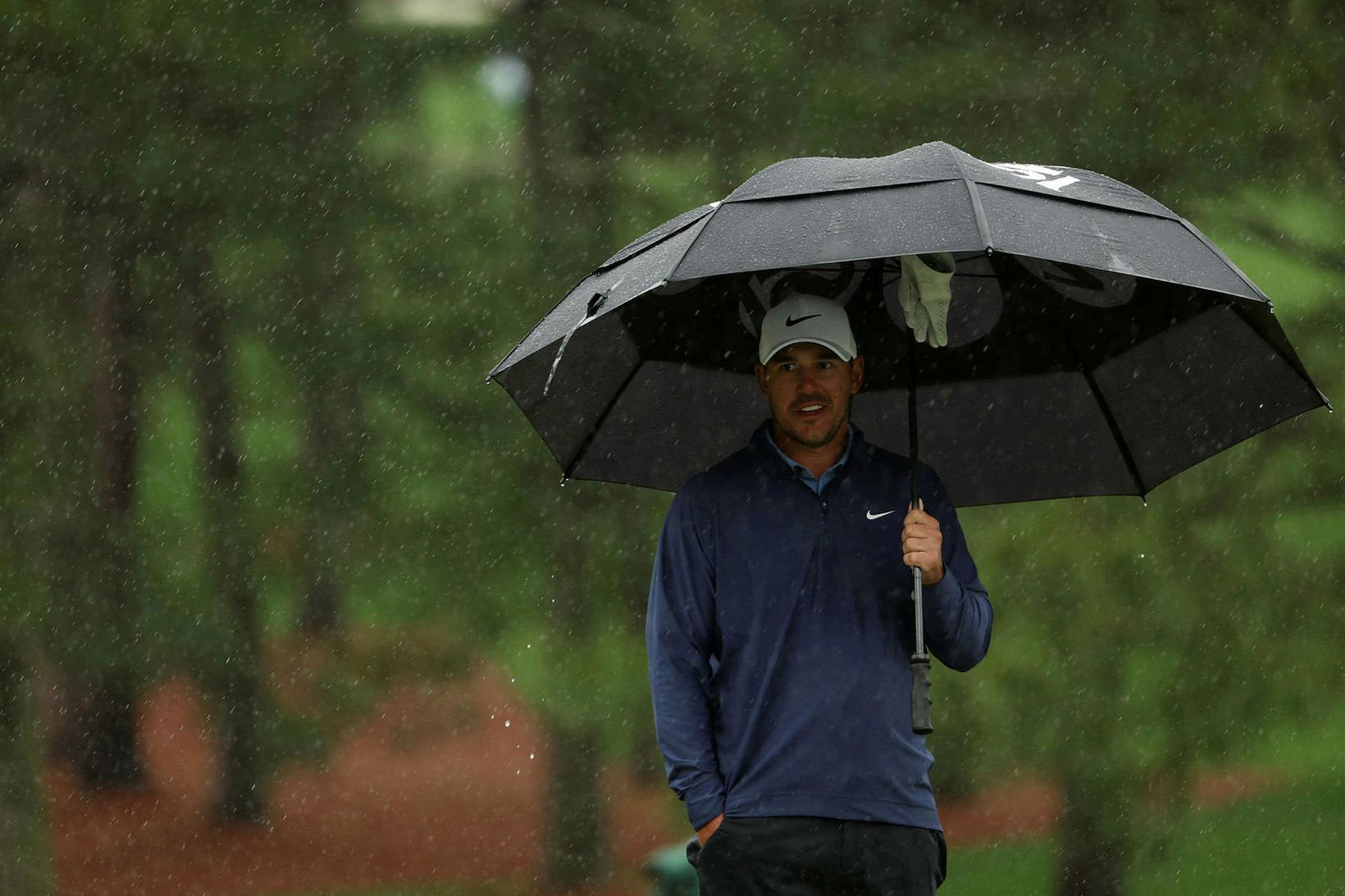 Brooks Koepka í rigningunni í Georgíu í dag.