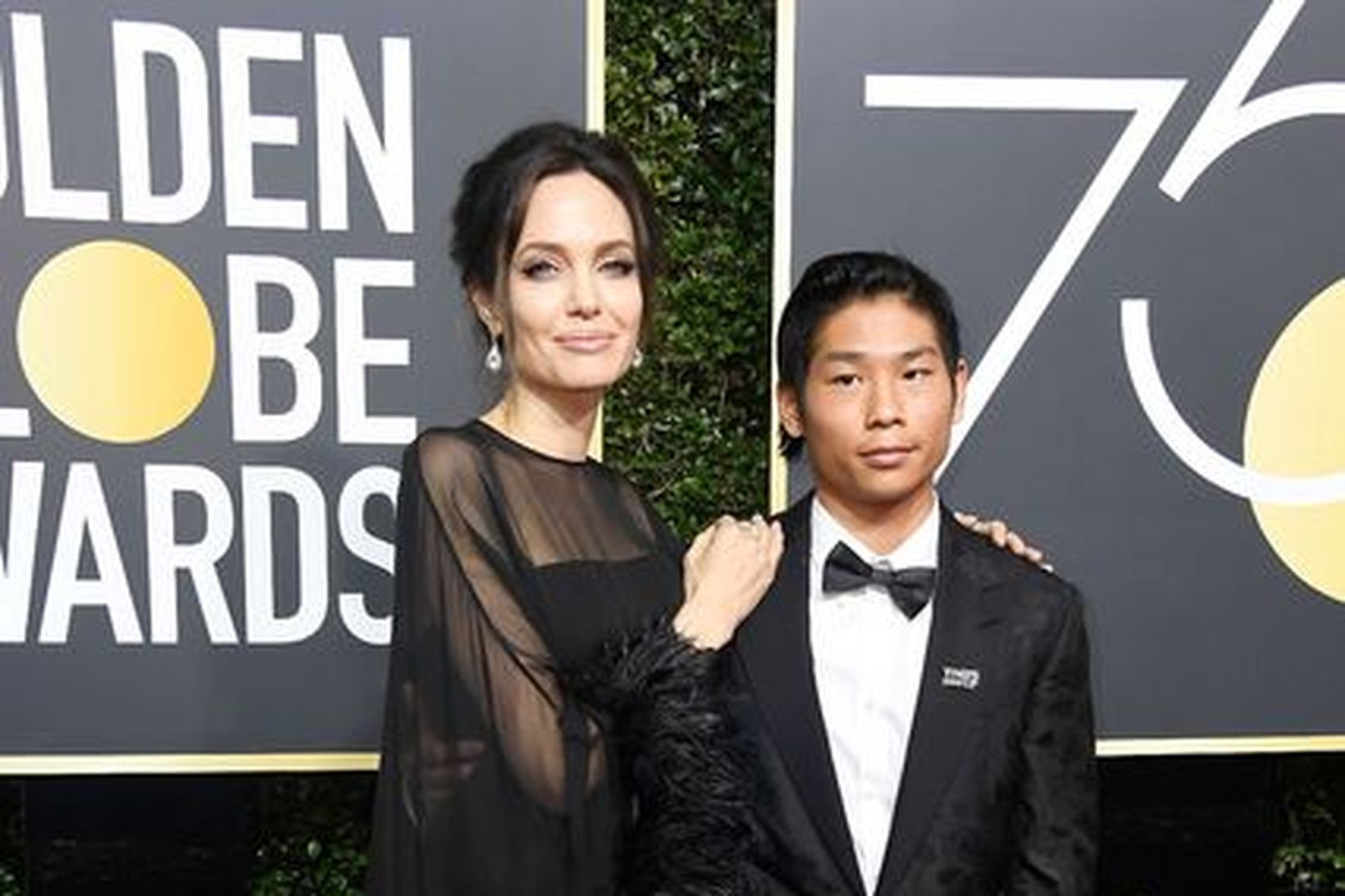 Angelina Jolie var hlið sonar síns á spítalanum.