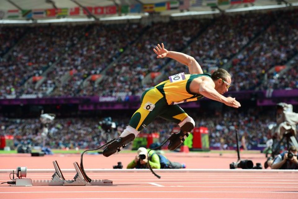 Oscar Pistorius tekur sprettinn í London 2012.