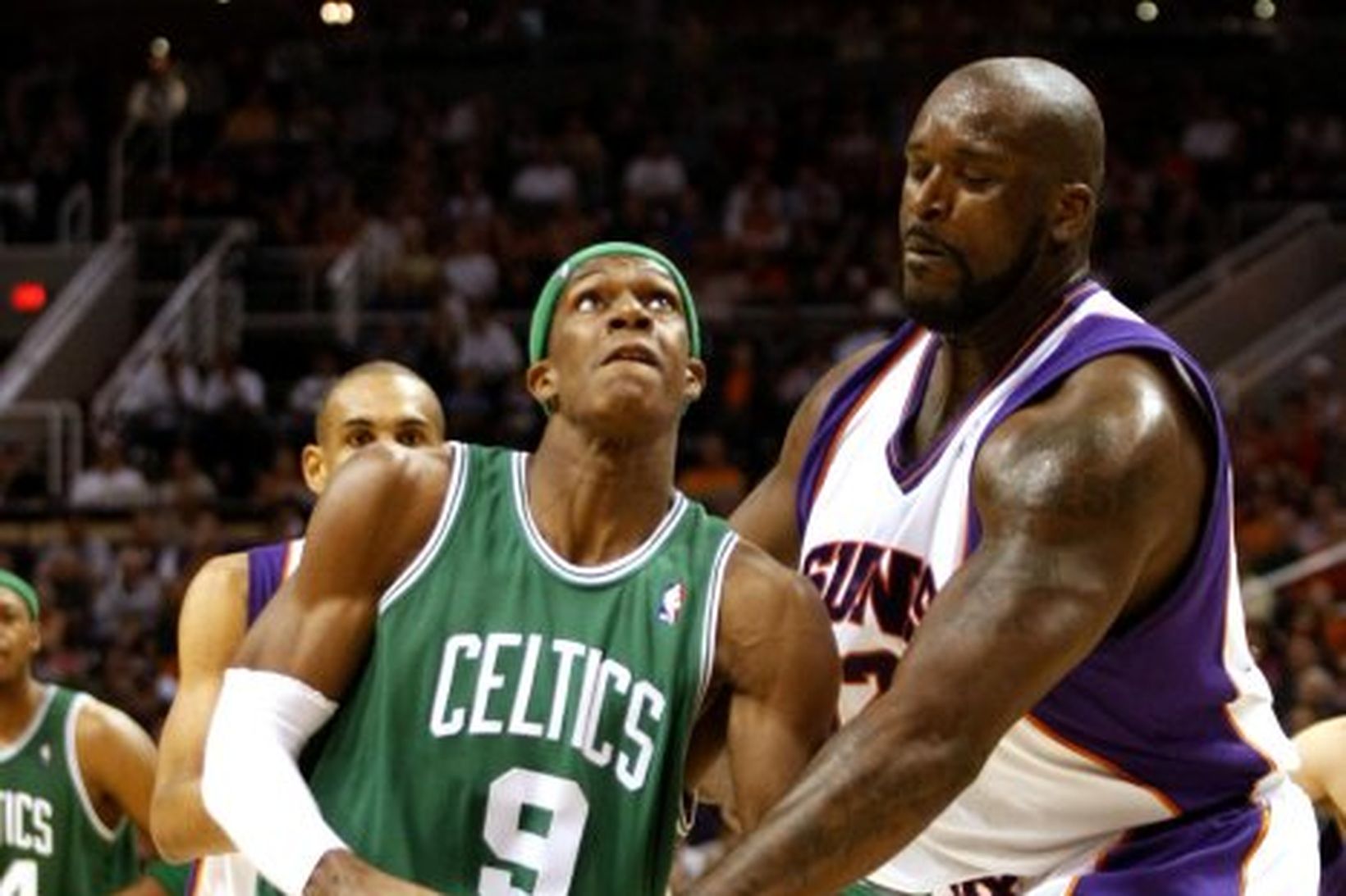 Rajon Rondo snýr á Shaquille O'Neal