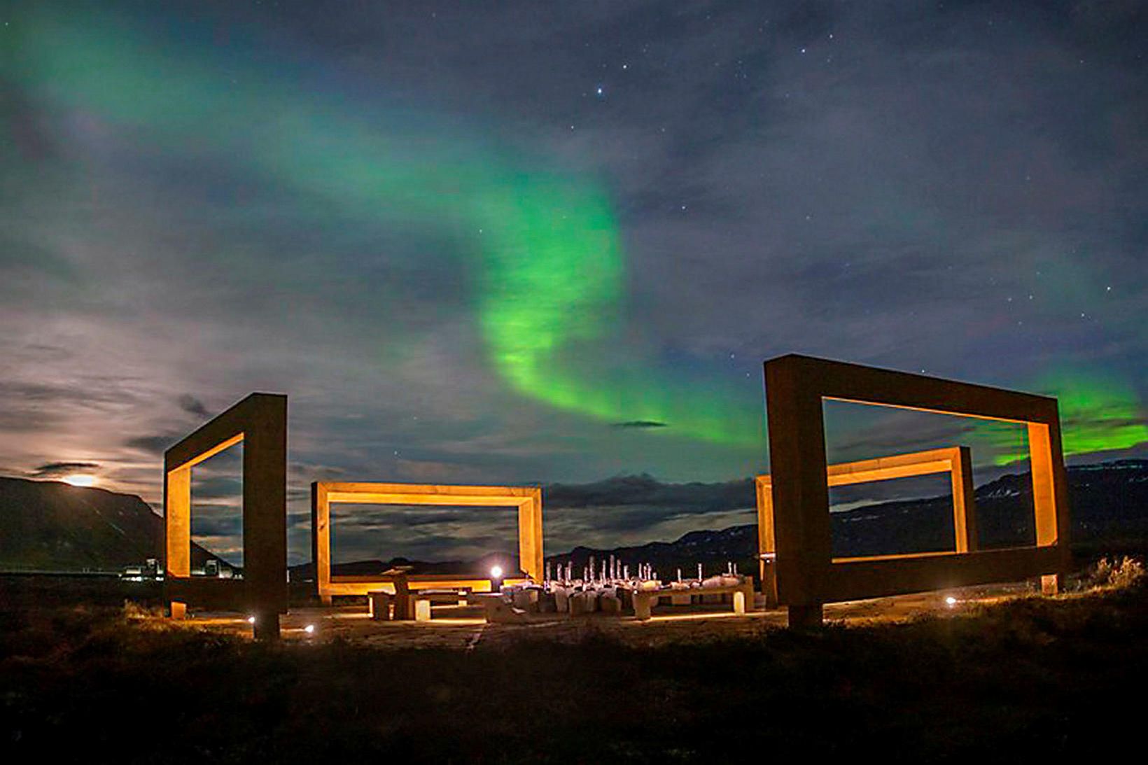 Listaverk Jóns Grétars Ólafssonar í norðurljósadýrðinni.