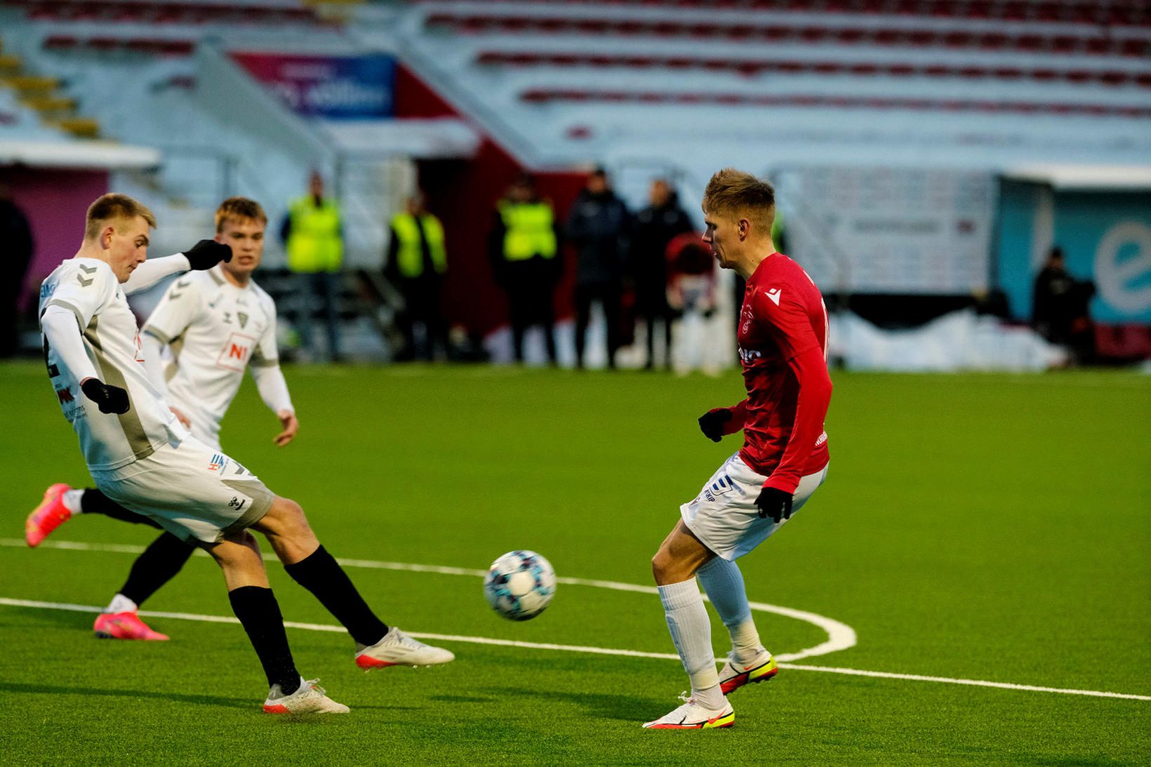 Aron Jóhannsson sækir að marki ÍBV í dag.