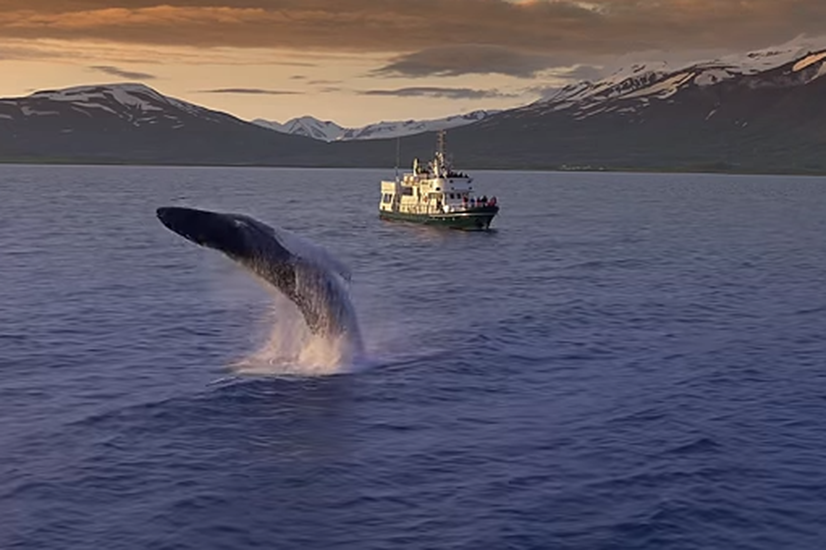 Miðnætursólin magnar upp náttúrufegurðina.