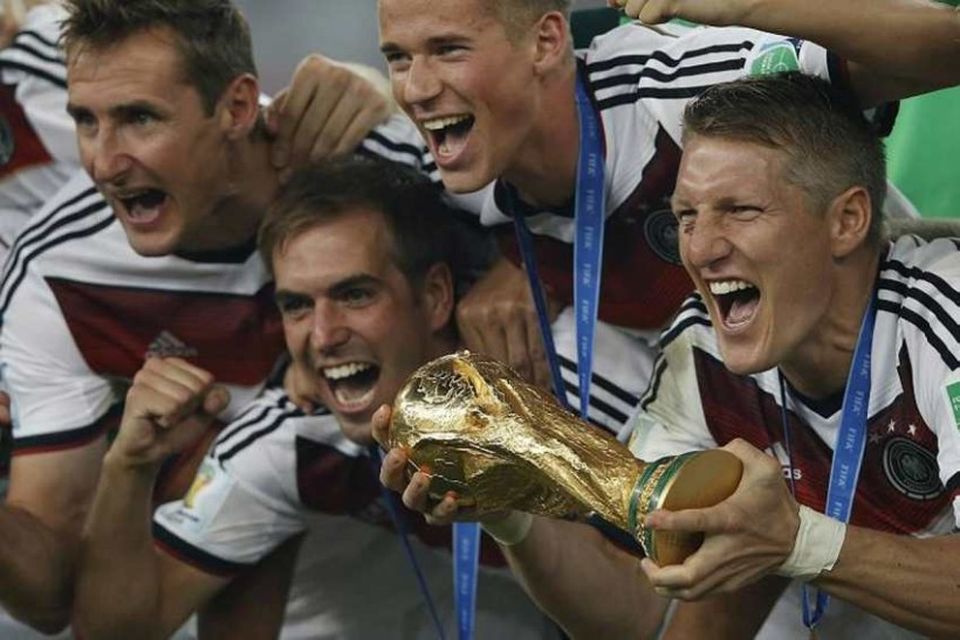 Bastian Schweinsteiger og félagar hans hampa bikarnum.