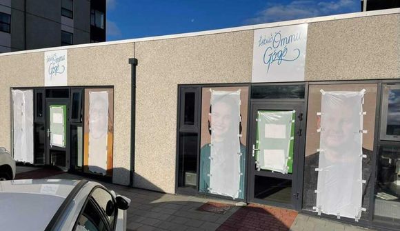 Hylja frambjóðendur Framsóknar með rúlluplasti